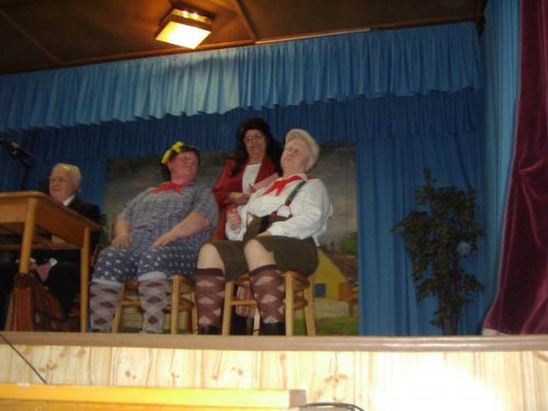 Hraje celá dědina aneb S veselou myslí na nesmysly. - 18.3.2006